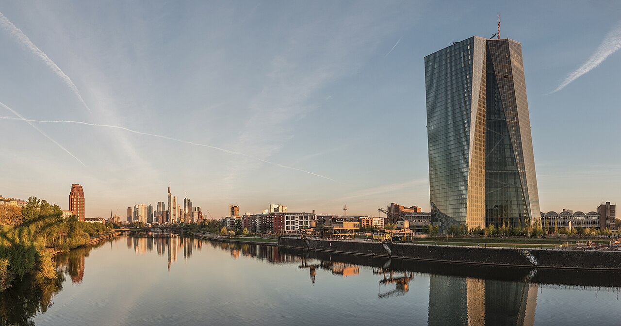 Frankfurter Skyline und Sitz der Europäischen Zentralbank am Main