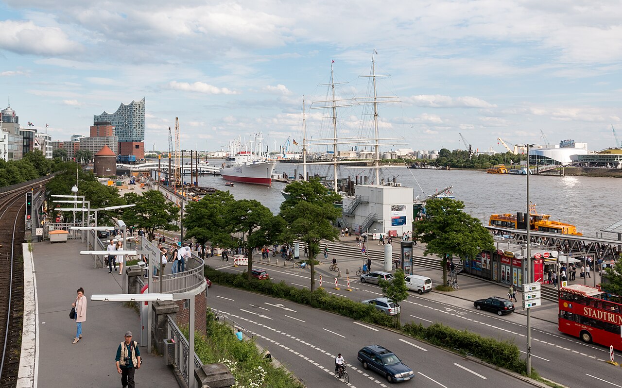 Hamburger Hafen und Elbraum als Stadtpanorama