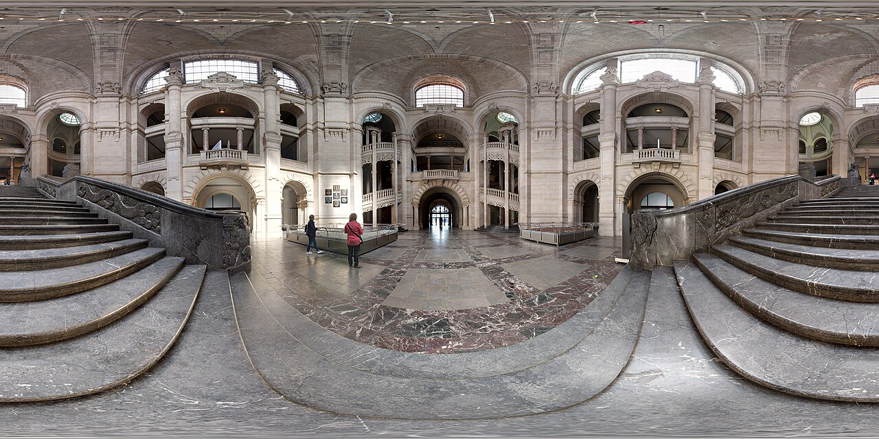 Neues Rathaus Hannover und städtische Grünfläche