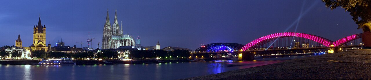Kölner Rheinpanorama bei Nacht mit Dom