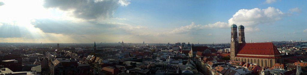 Münchner Altstadt mit Frauenkirche als Panorama