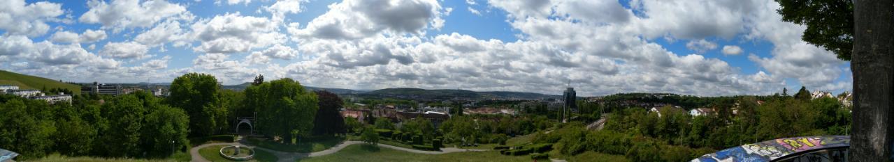 Blick über Stuttgart und die umgebenden Hänge